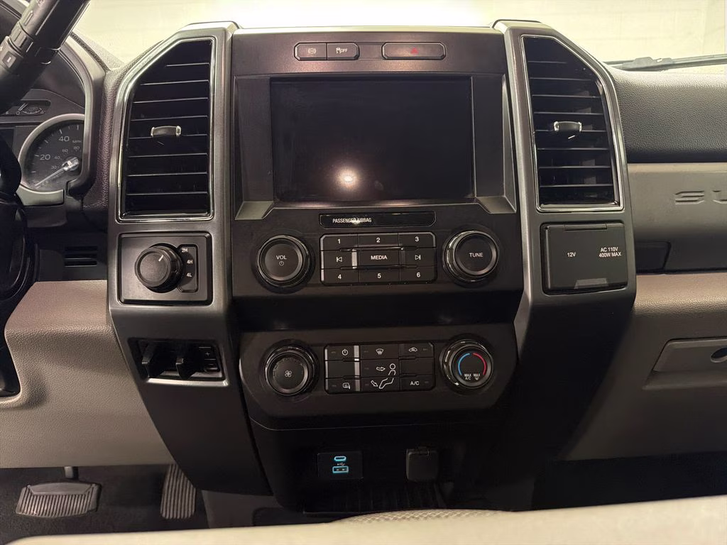 2022 Oxford White Ford Super Duty F-350 DRW XLT 4X4 Chassis