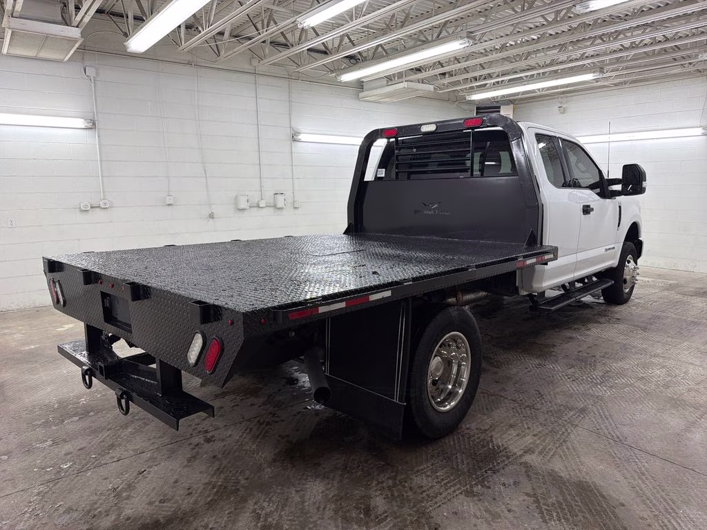 2022 Oxford White Ford Super Duty F-350 DRW XLT 4X4 Chassis