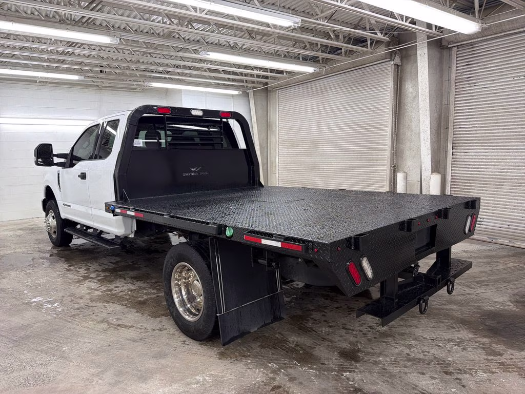 2022 Oxford White Ford Super Duty F-350 DRW XLT 4X4 Chassis