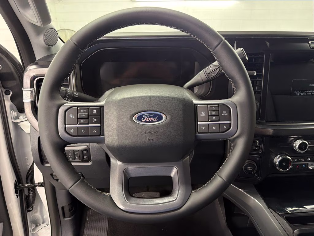 2026 STAR WHITE Ford Super Duty F-350 DRW Lariat 4X4 Truck