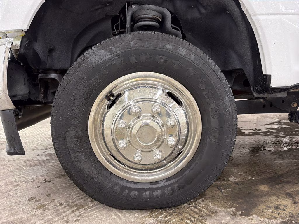 2022 Oxford White Ford Super Duty F-350 DRW XLT 4X4 Chassis