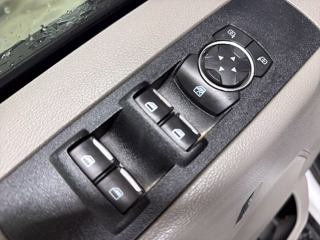 2022 Oxford White Ford Super Duty F-350 DRW XLT 4X4 Chassis