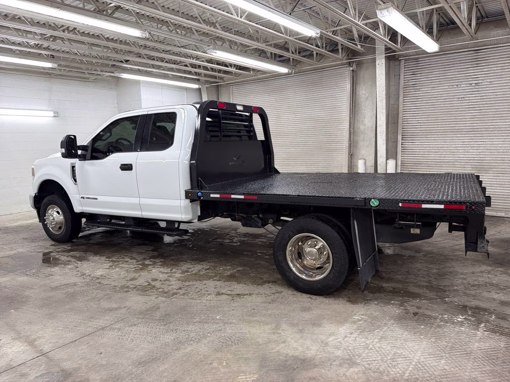 2022 Oxford White Ford Super Duty F-350 DRW XLT 4X4 Chassis