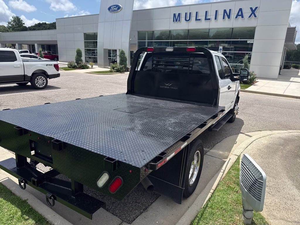 2022 Oxford White Ford Super Duty F-350 DRW XLT 4X4 Chassis