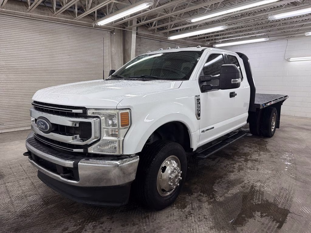 2022 Oxford White Ford Super Duty F-350 DRW XLT 4X4 Chassis