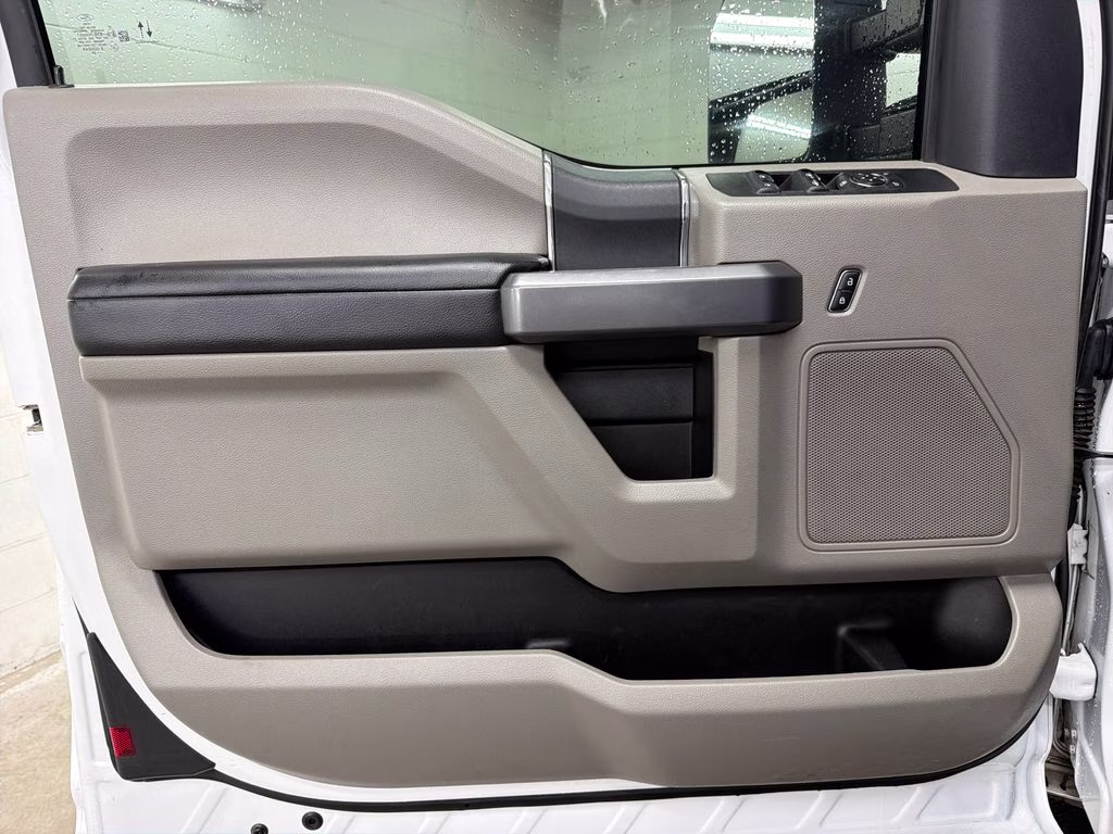 2022 Oxford White Ford Super Duty F-350 DRW XLT 4X4 Chassis