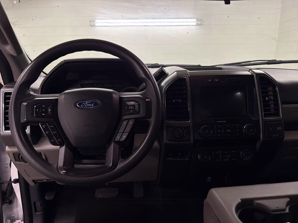 2022 Oxford White Ford Super Duty F-350 DRW XLT 4X4 Chassis