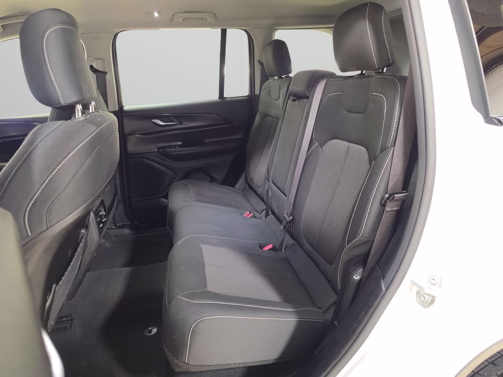 2024 Bright White Clearcoat Jeep Grand Cherokee Laredo 4X4 SUV