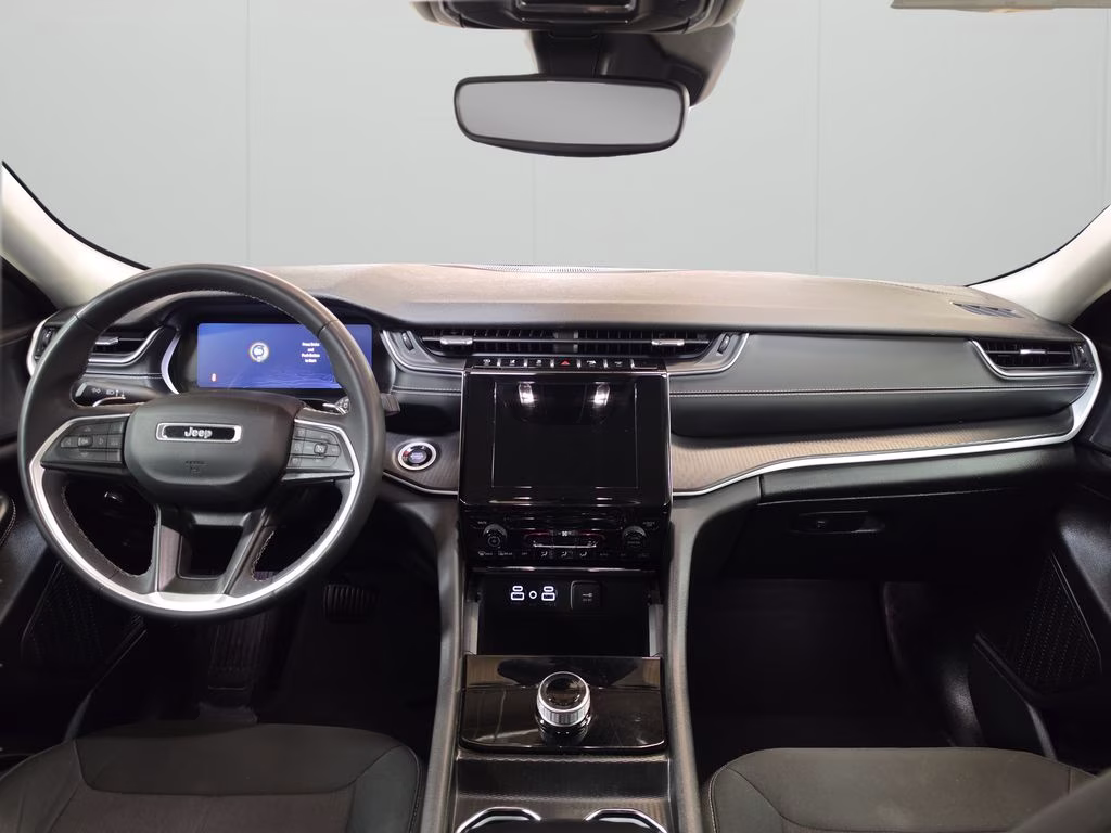 2024 Bright White Clearcoat Jeep Grand Cherokee Laredo 4X4 SUV