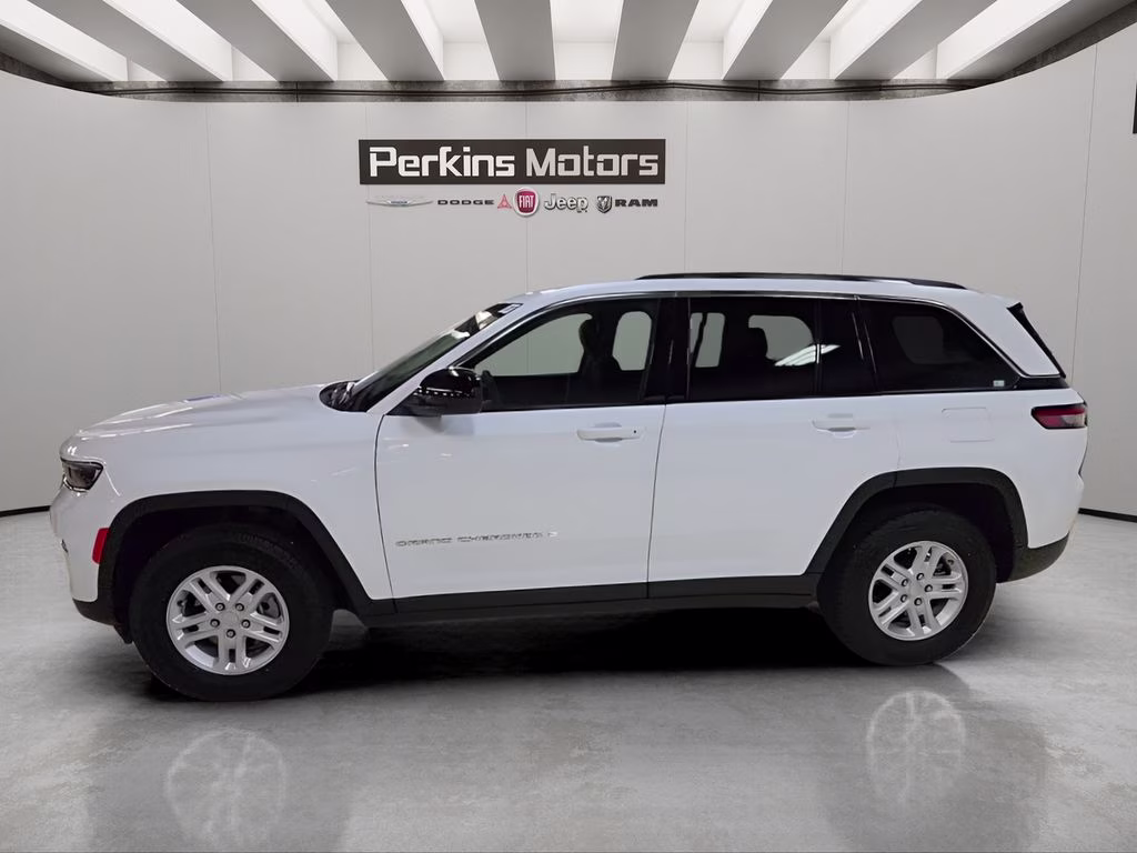 2024 Bright White Clearcoat Jeep Grand Cherokee Laredo 4X4 SUV