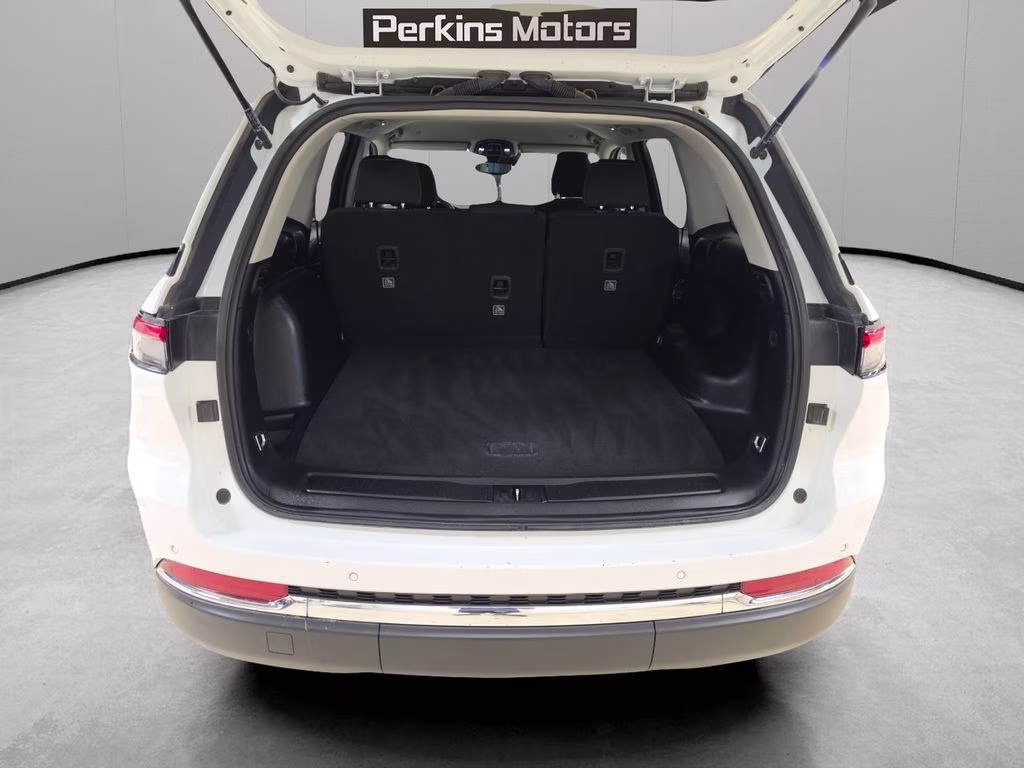 2024 Bright White Clearcoat Jeep Grand Cherokee Laredo 4X4 SUV