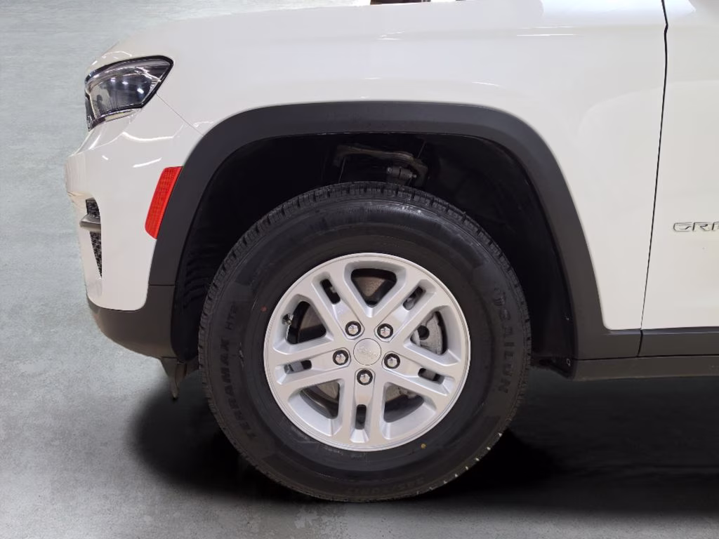 2024 Bright White Clearcoat Jeep Grand Cherokee Laredo 4X4 SUV