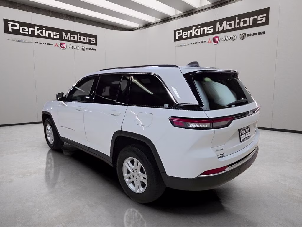 2024 Bright White Clearcoat Jeep Grand Cherokee Laredo 4X4 SUV