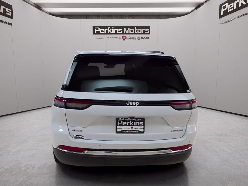 2024 Bright White Clearcoat Jeep Grand Cherokee Laredo 4X4 SUV