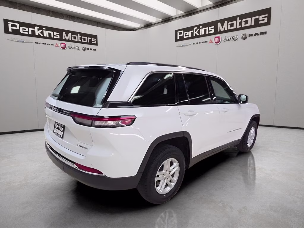 2024 Bright White Clearcoat Jeep Grand Cherokee Laredo 4X4 SUV