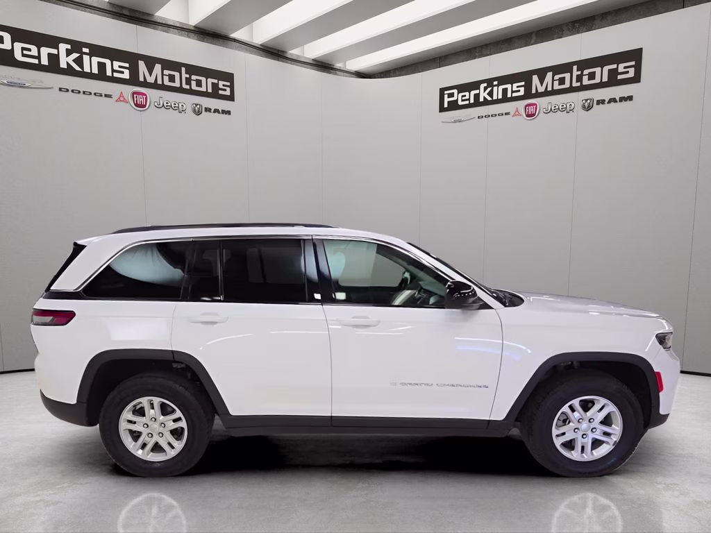 2024 Bright White Clearcoat Jeep Grand Cherokee Laredo 4X4 SUV