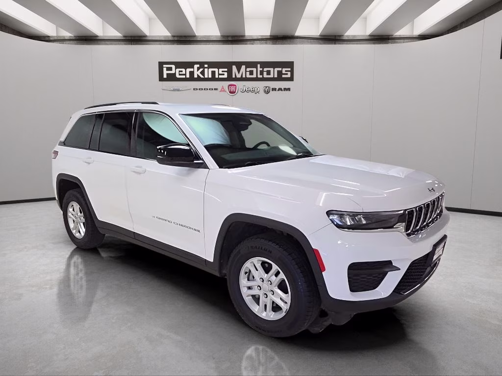 2024 Bright White Clearcoat Jeep Grand Cherokee Laredo 4X4 SUV