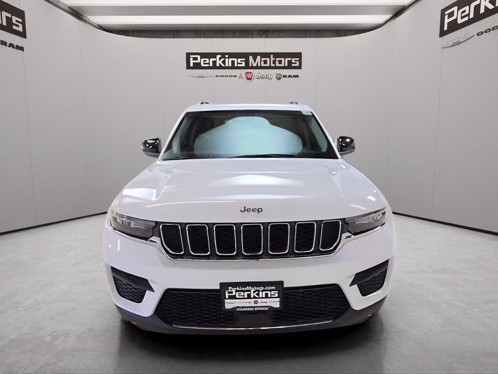 2024 Bright White Clearcoat Jeep Grand Cherokee Laredo 4X4 SUV