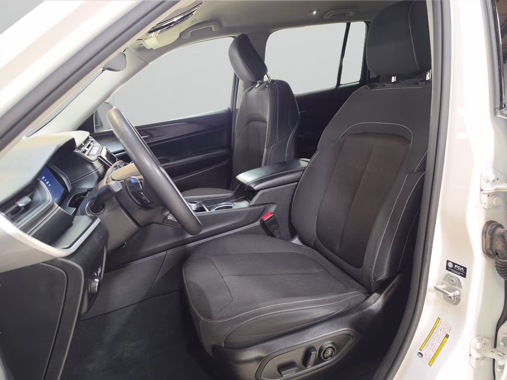 2024 Bright White Clearcoat Jeep Grand Cherokee Laredo 4X4 SUV