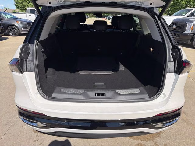 2026 White Platinum Clearcoat Metallic Lincoln Nautilus Reserve AWD SUV