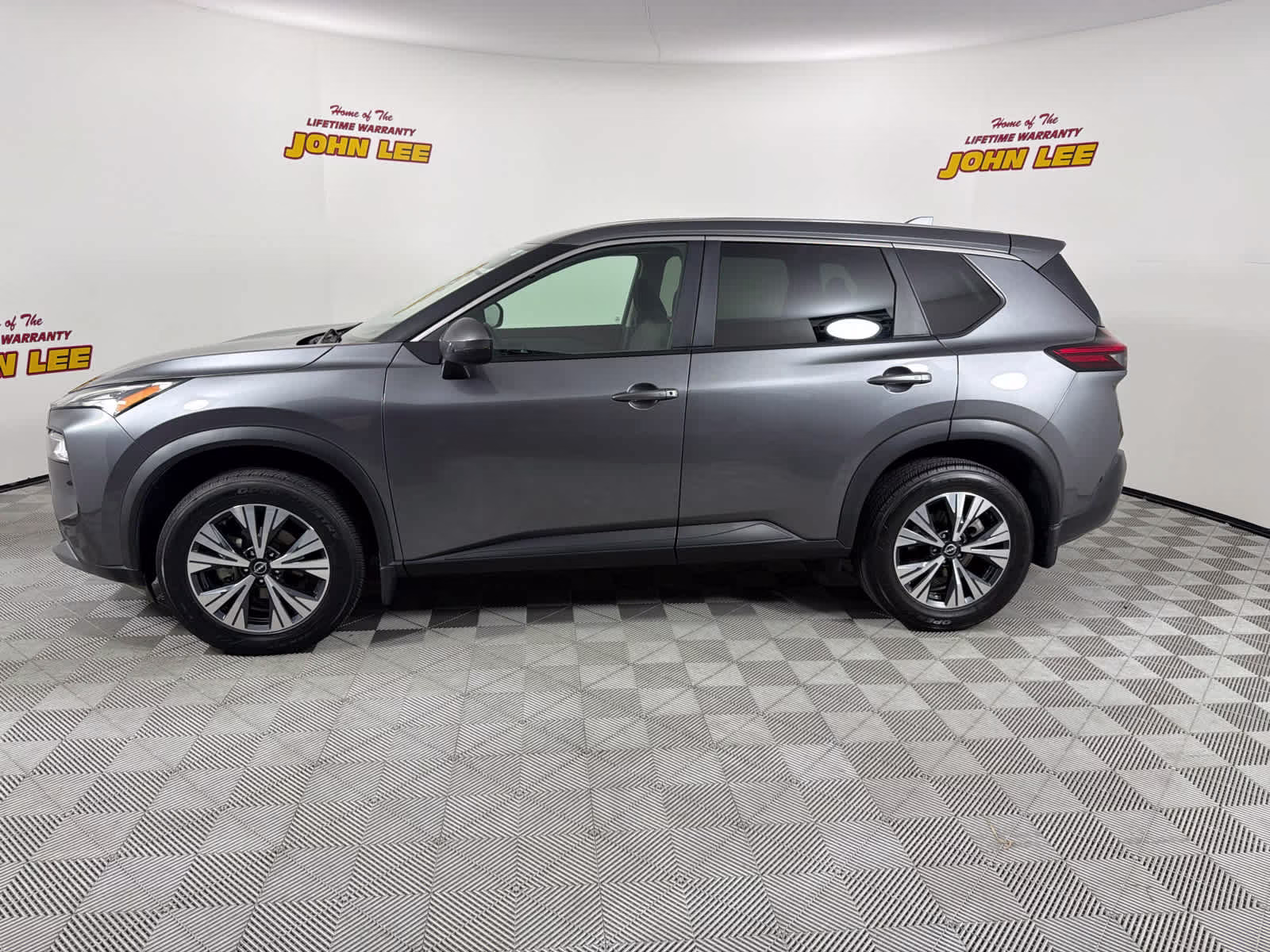 2022 Gun Metallic Nissan Rogue SV FWD SUV