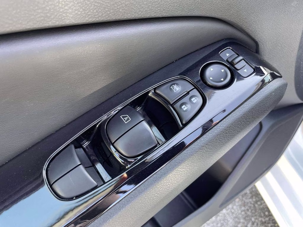 2024 Pearl White Tricoat Nissan Altima 2.5 SR FWD Sedan