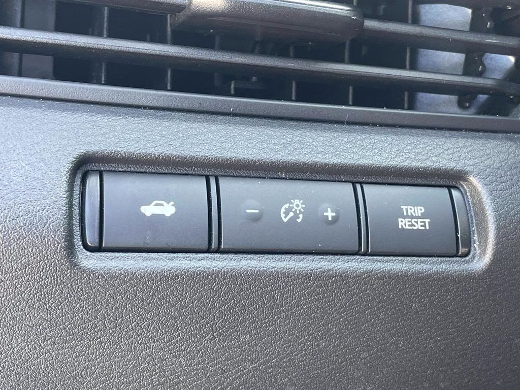 2024 Pearl White Tricoat Nissan Altima 2.5 SR FWD Sedan