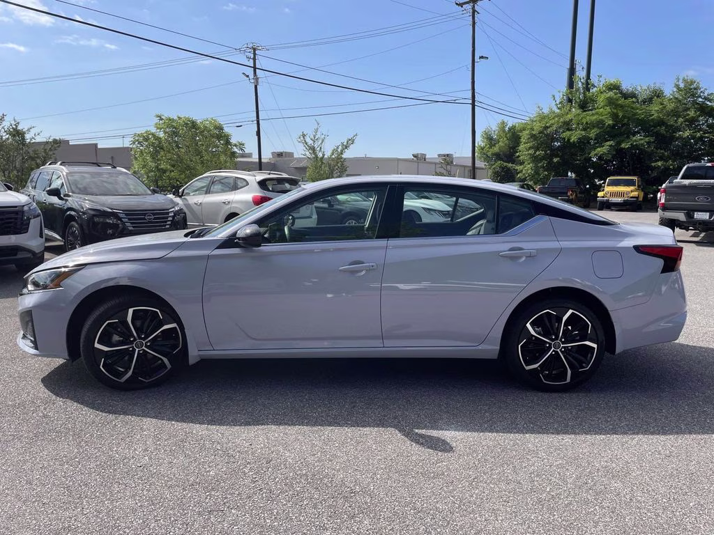 2024 Gray Sky Pearl Nissan Altima 2.5 SR AWD Sedan