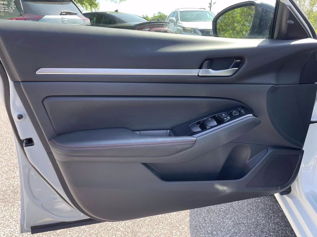 2024 Pearl White Tricoat Nissan Altima 2.5 SR FWD Sedan