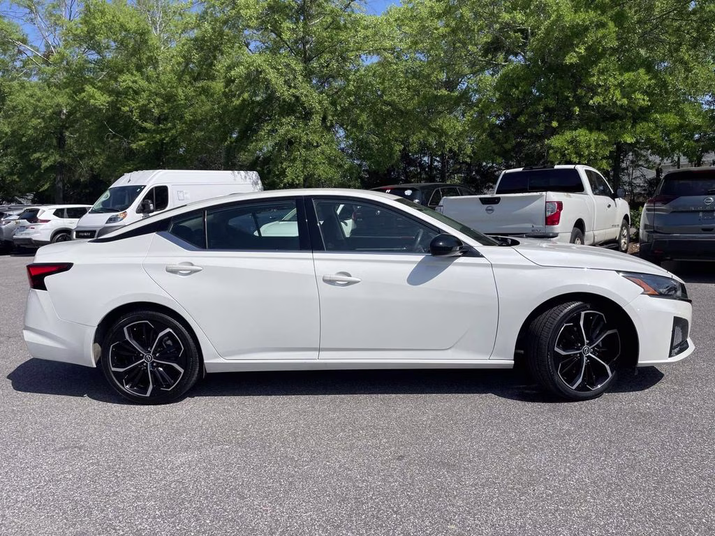 2024 Pearl White Tricoat Nissan Altima 2.5 SR FWD Sedan