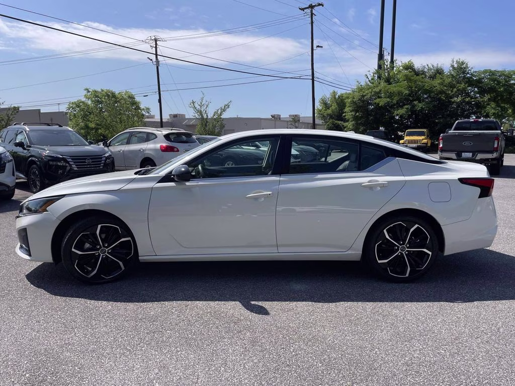 2024 Pearl White Tricoat Nissan Altima 2.5 SR FWD Sedan