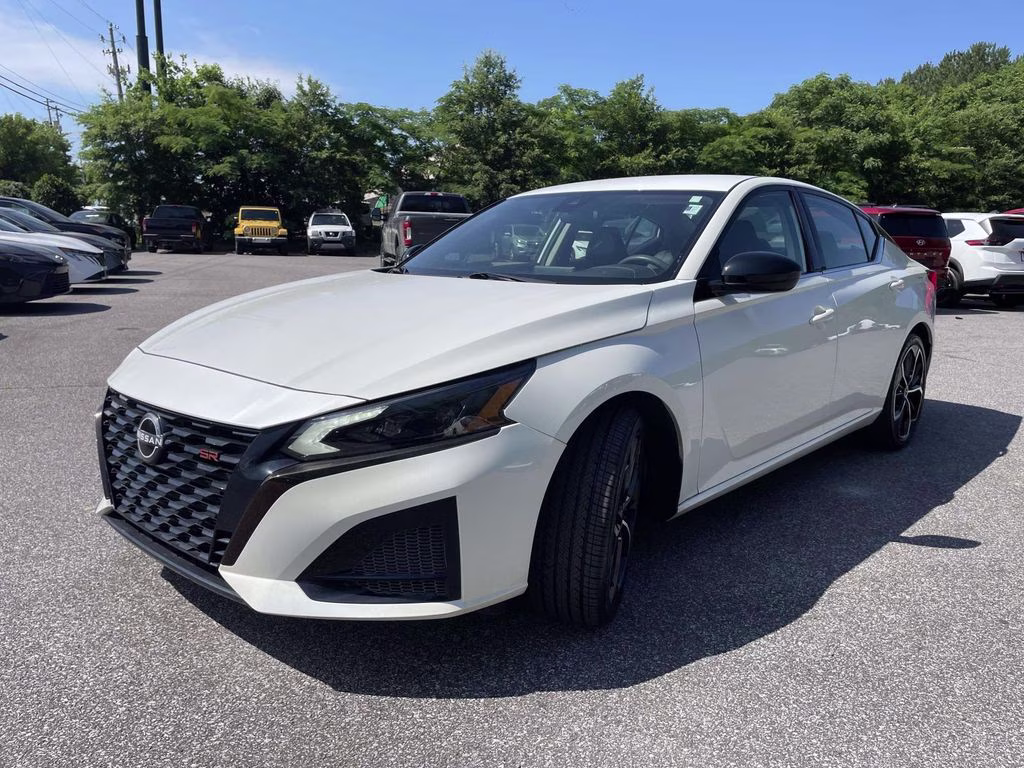 2024 Pearl White Tricoat Nissan Altima 2.5 SR FWD Sedan