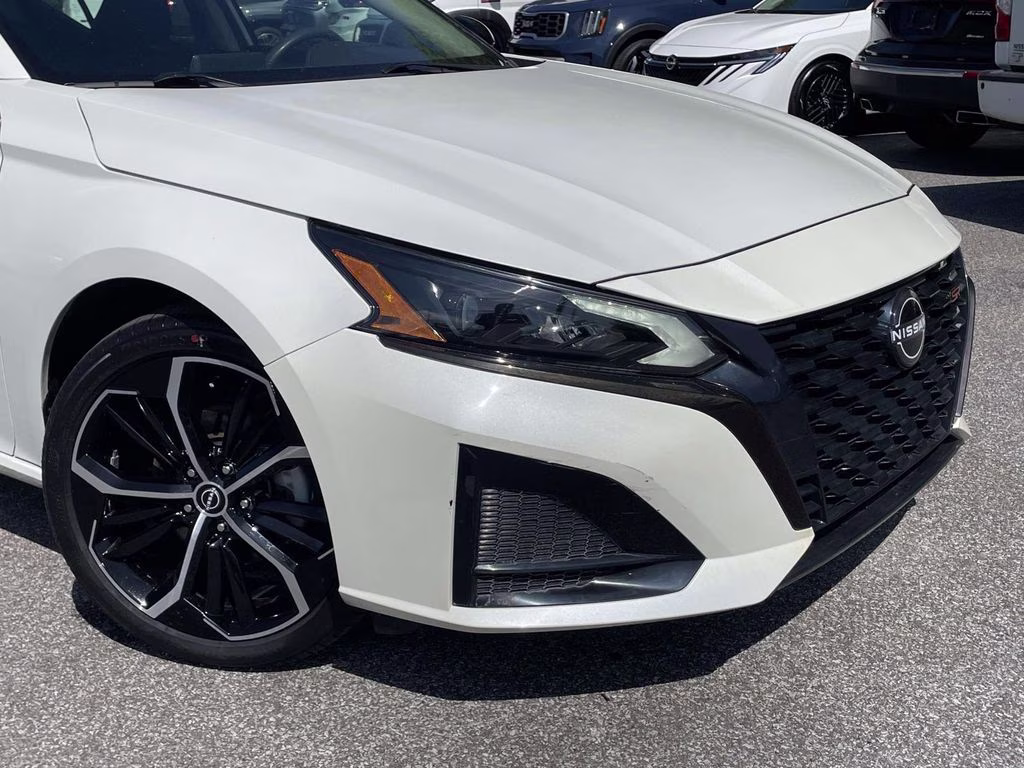 2024 Pearl White Tricoat Nissan Altima 2.5 SR FWD Sedan