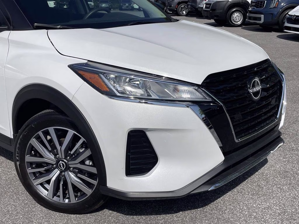 2023 Aspen White/Super Black Nissan Kicks SV FWD SUV