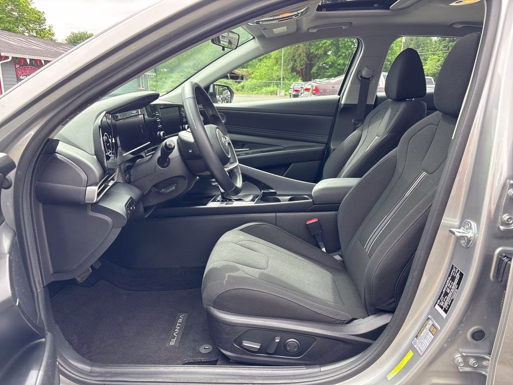 2022 Shimmering Silver Pearl Hyundai Elantra SEL FWD Sedan