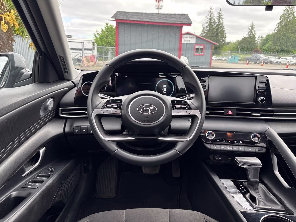 2022 Shimmering Silver Pearl Hyundai Elantra SEL FWD Sedan