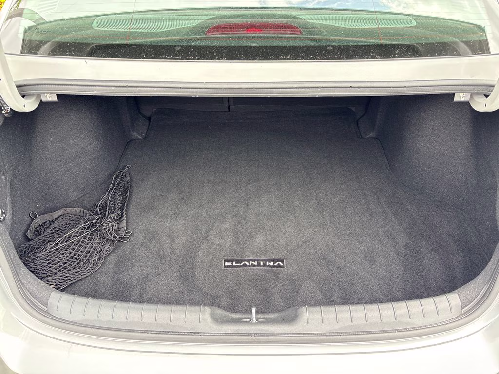 2022 Shimmering Silver Pearl Hyundai Elantra SEL FWD Sedan