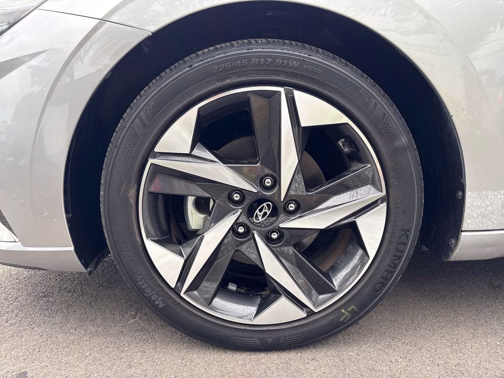 2022 Shimmering Silver Pearl Hyundai Elantra SEL FWD Sedan