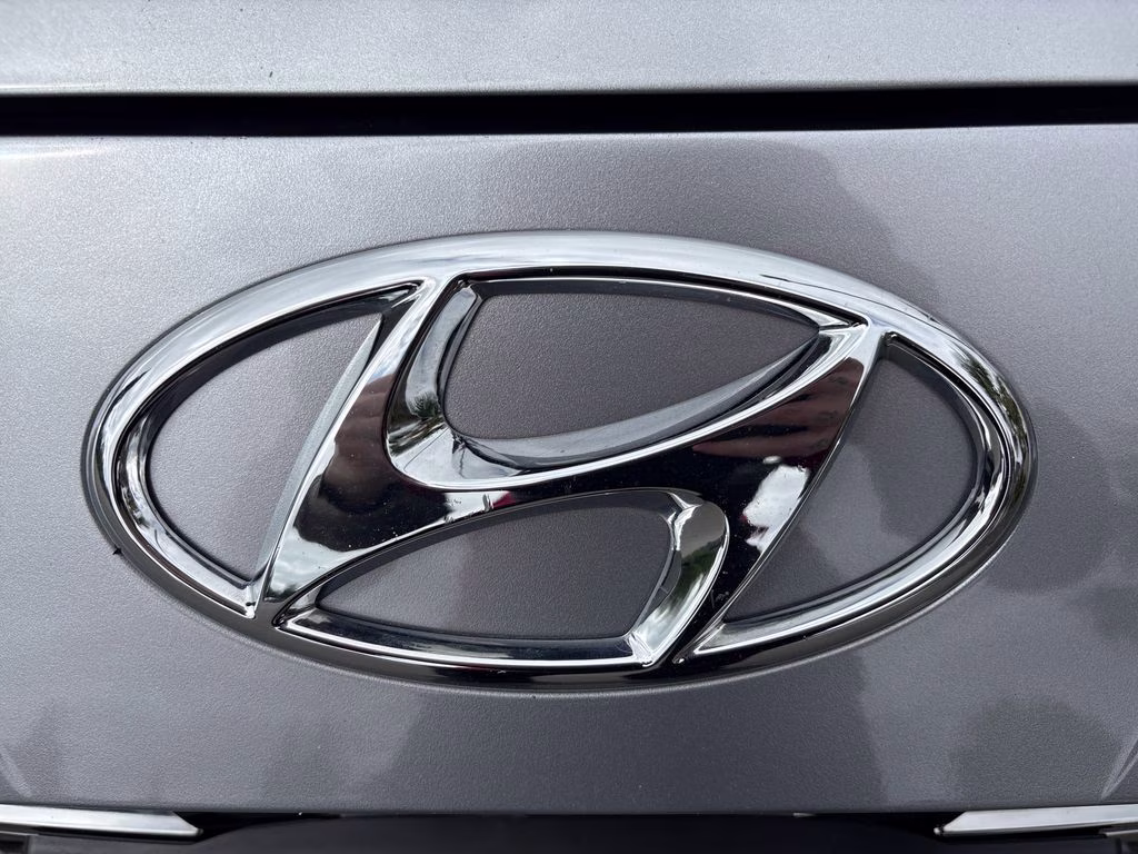 2022 Shimmering Silver Pearl Hyundai Elantra SEL FWD Sedan