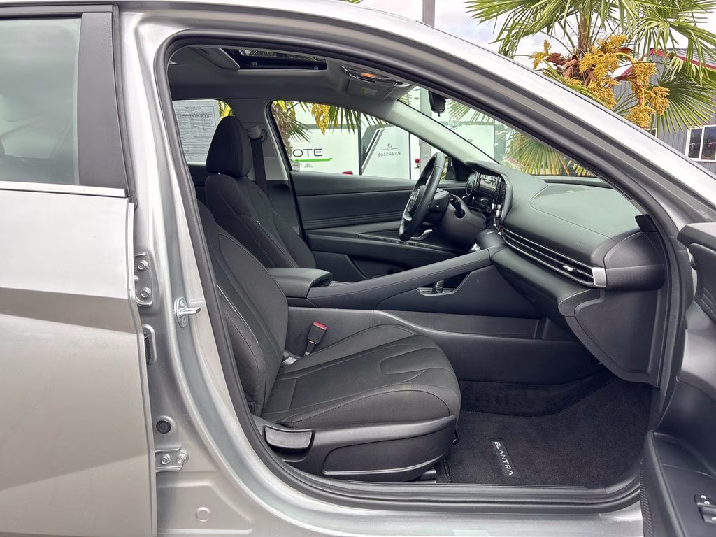 2022 Shimmering Silver Pearl Hyundai Elantra SEL FWD Sedan