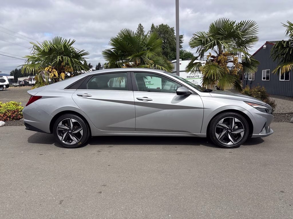 2022 Shimmering Silver Pearl Hyundai Elantra SEL FWD Sedan