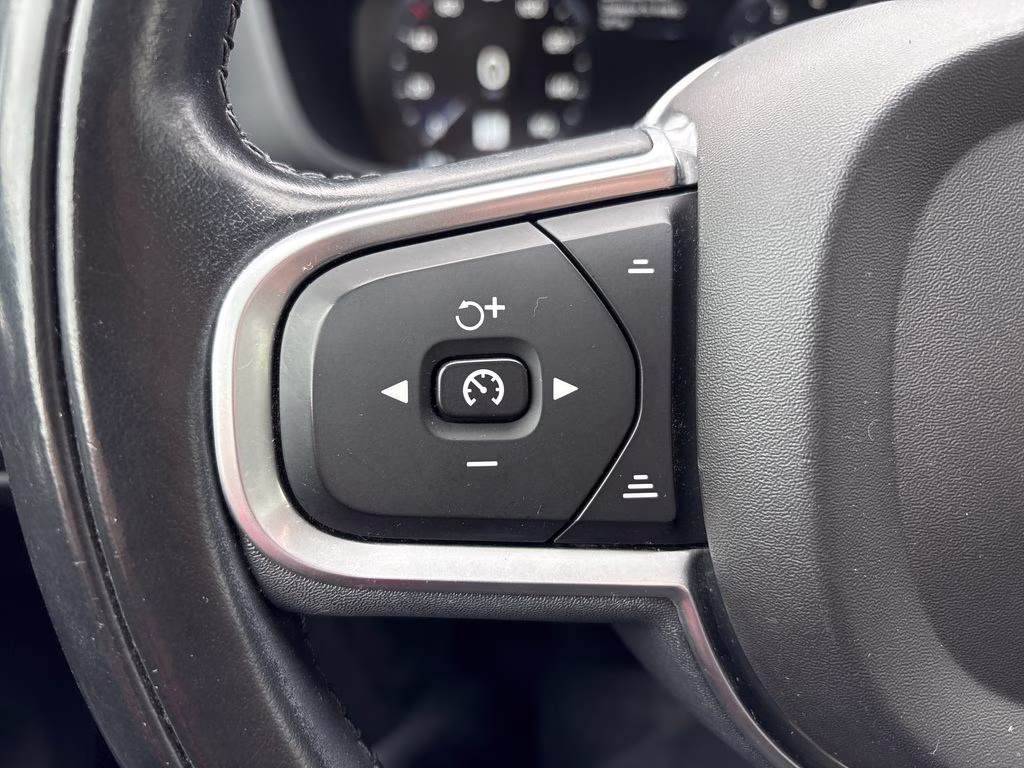 2018 Onyx Black Metallic Volvo XC60 T6 Momentum AWD SUV