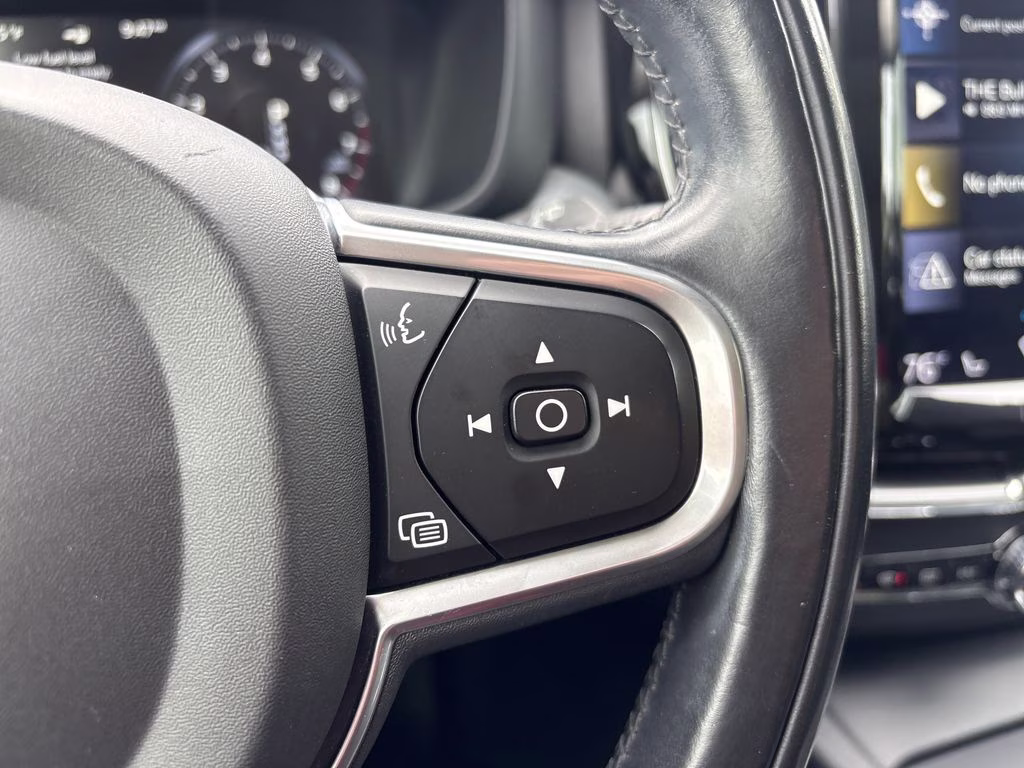 2018 Onyx Black Metallic Volvo XC60 T6 Momentum AWD SUV
