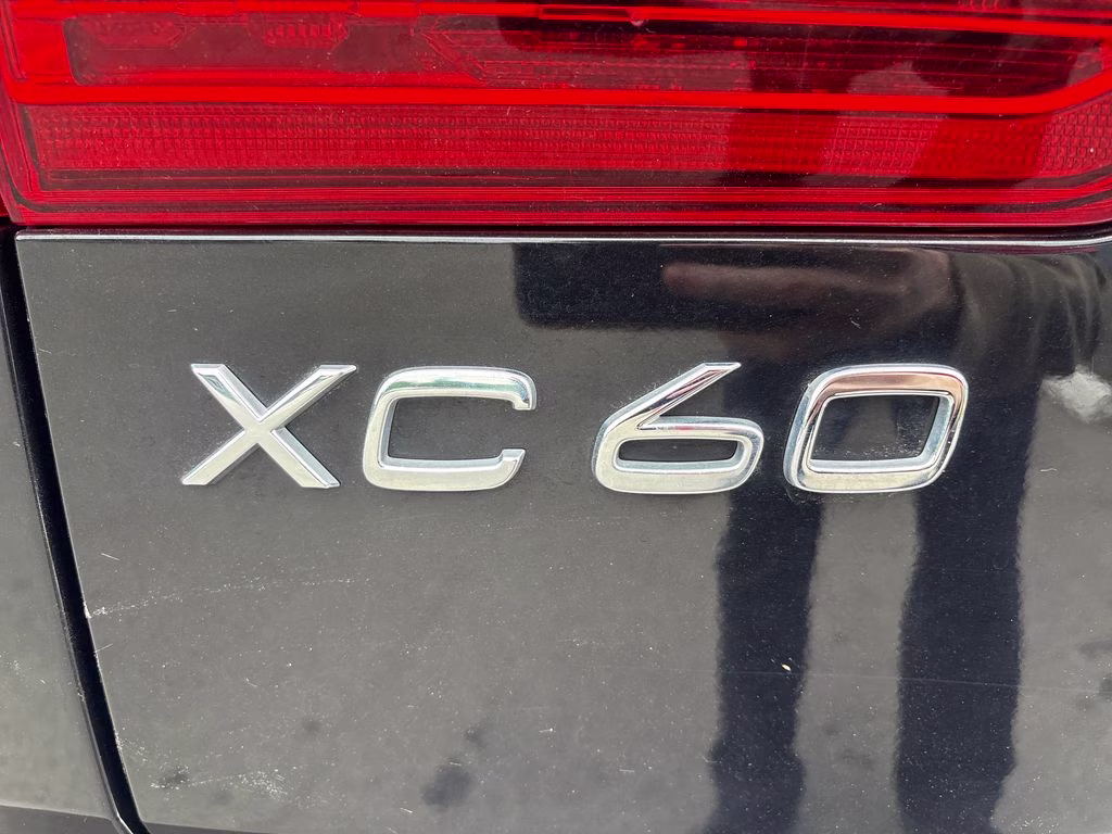 2018 Onyx Black Metallic Volvo XC60 T6 Momentum AWD SUV