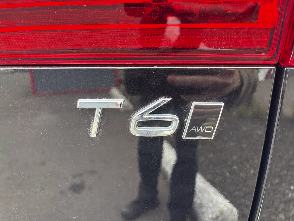 2018 Onyx Black Metallic Volvo XC60 T6 Momentum AWD SUV