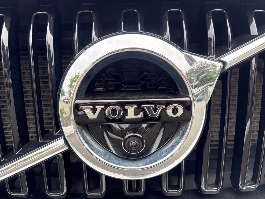 2018 Onyx Black Metallic Volvo XC60 T6 Momentum AWD SUV