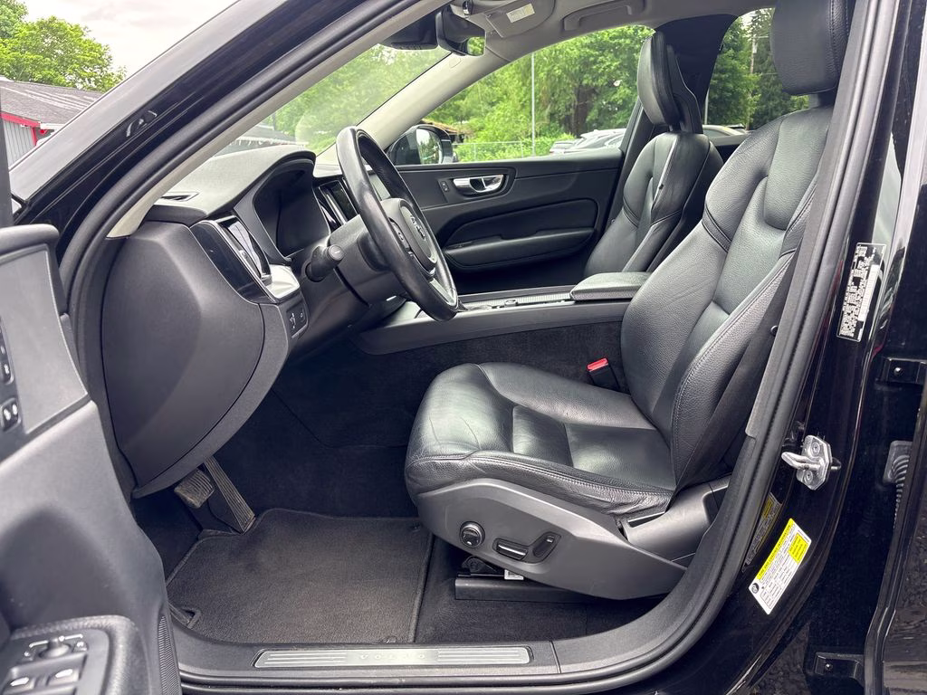 2018 Onyx Black Metallic Volvo XC60 T6 Momentum AWD SUV