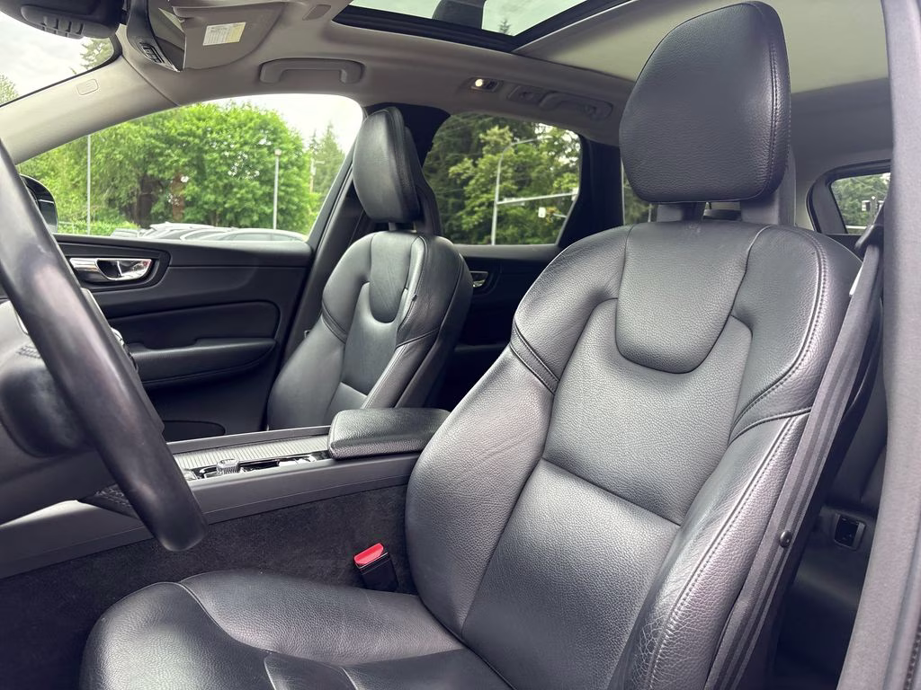 2018 Onyx Black Metallic Volvo XC60 T6 Momentum AWD SUV