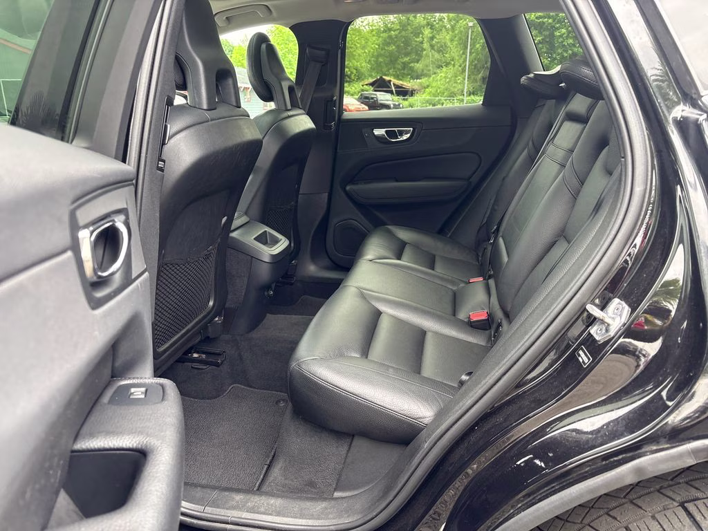 2018 Onyx Black Metallic Volvo XC60 T6 Momentum AWD SUV