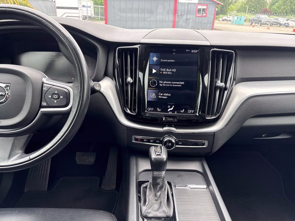 2018 Onyx Black Metallic Volvo XC60 T6 Momentum AWD SUV